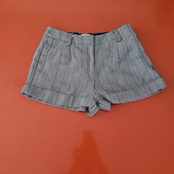 Herringbone patterned shorts - Picture 1 of 5